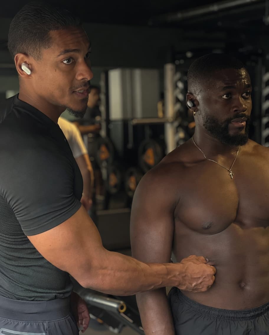 Hachime BK coach en séance avec un client dans une salle de sport